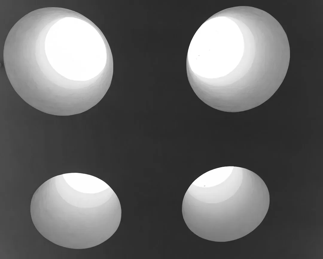 Illustration of four face shapes - square, oval, round, and heart - demonstrating facial structure analysis for looksmaxxing 